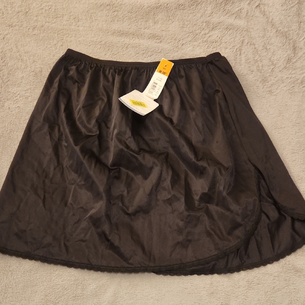 NWT Cabernet Black Slip 16" Women's Size M